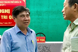 Chủ tịch UBND TPHCM Nguyễn Thành Phong trao đổi với cử tri quận 1, TPHCM