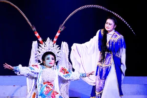 Các nghệ sĩ trẻ của Nhà hát Nghệ thuật hát bội TPHCM trong vở Đào Tam Xuân đề cờ