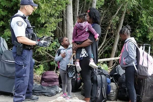 Lực lượng biên phòng Canada tiếp nhận người tị nạn Haiti. Ảnh: REUTERS
