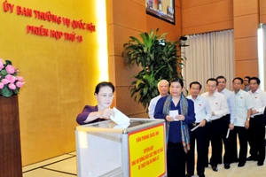 Chủ tịch Quốc hội Nguyễn Thị Kim Ngân quyên góp ủng hộ đồng bào các tỉnh Tây Bắc bị thiệt hại do mưa lũ