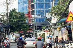Một dự án cao ốc chung cư đang mọc lên trên đường Nguyễn Văn Đậu (quận Bình Thạnh, TPHCM)