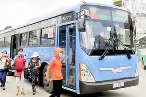 Xe buýt CNG hoạt động tại TPHCM Ảnh: CAO THĂNG
