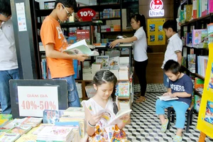 Trẻ con chọn đọc sách tại Đường sách TPHCM