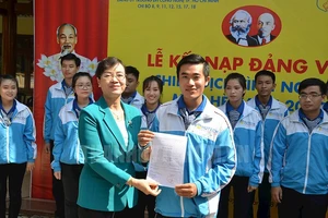 Chủ tịch HĐND TP Nguyễn Thị Quyết Tâm trao quyết định kết nạp đảng cho quần chúng Thái Trung Quốc
