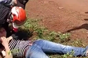 Một cảnh trong clip đánh ghen dã man tại tỉnh Gia Lai lan truyền trên mạng