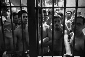 Các tù nhân bị giam giữ trong một nhà tù ở Venezuela. Ảnh: TIME.COM 