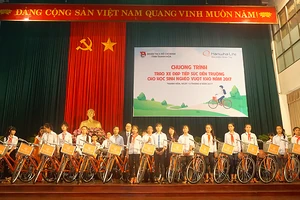 Hanwha Life Việt Nam trao xe đạp tặng trẻ em Thanh Hóa