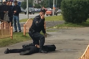 Đối tượng tấn công người đi đường bằng dao bị cảnh sát Nga bắn hạ. Ảnh: RT