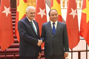Hai nhà lãnh đạo Việt Nam và Thổ Nhỹ Kỳ quyết tâm giải quyết các trở ngại của doanh nghiệp. Ảnh VGP