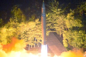 Hình ảnh phóng thử tên lửa đạn đạo liên lục địa Hwasong-14. Ảnh: KCNA/EPA