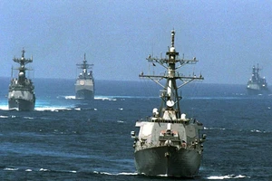 Tàu khu trục tên lửa dẫn đường USS John Paul Jones (bên phải, hàng đầu). Ảnh EPA