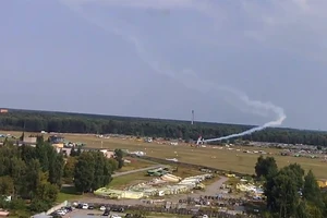 Hình ảnh máy bay trước khi đâm xuống đất. Ảnh cát từ Video Sputnik