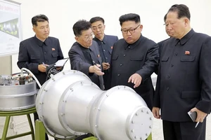 Nhà lãnh đạo Kim Jong-un kiểm tra một quả bom nhiệt hạch. Ảnh: KCNA