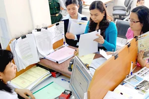 Các doanh nghiệp làm hồ sơ thuế tại Cục Thuế TPHCM Ảnh: CAO THĂNG
