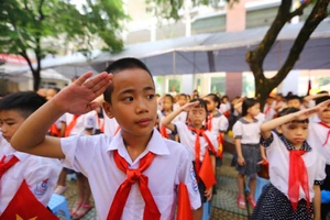 Các em học sinh Trường Lê Hồng Phong trong ngày khai trường. Ảnh: HOÀNG HÙNG