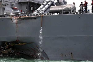 Tàu USS John S. McCain neo đậu tại căn cứ Hải quân Changi của Singapore sau vụ va chạm. Ảnh: REUTERS