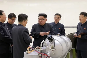 Lãnh đạo CHDCND Triều Tiên Kim Jong-un kiểm tra quả bom H có "sức mạnh hủy diệt lớn" có thể gắn lên một tên lửa đạn đạo xuyên lục địa (ICBM). Ảnh do KCNA công bố ngay trước vụ thử hạt nhân lần thứ 6 của Triều Tiên ngày 3-9-2017