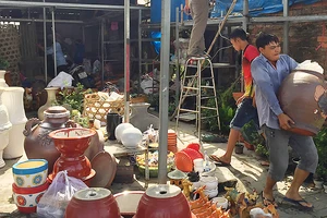 Chủ ki-ốt trên đường Trường Chinh (quận Tân Bình) di dời hàng hóa khi bị các cơ quan chức năng tổ chức cưỡng chế 
