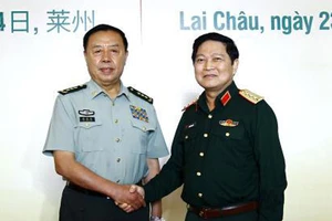 Đại tướng Ngô Xuân Lịch, Bộ trưởng Bộ Quốc phòng Việt Nam tiếp Thượng tướng Phạm Trường Long, Phó Chủ tịch Quân ủy Trung ương Trung Quốc. Ảnh: TTXVN