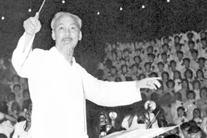 Chủ tịch Hồ Chí Minh bắt nhịp bài hát Kết đoàn tại dạ hội của thanh niên thủ đô Hà Nội chào mừng thành công Đại hội lần thứ III Đảng Lao động Việt Nam và Quốc khánh nước Việt Nam Dân chủ Cộng hòa (tháng 9-1960)