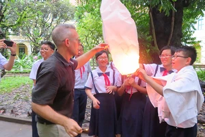 Thầy Jonathan Barley hướng dẫn học sinh lớp 8A Trường THPT chuyên Trần Đại Nghĩa thiết kế lồng đèn trong giờ tiếng Anh tích hợp
