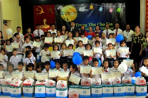 Đại diện công ty Fubon Life Việt Nam trao quà cho các em có hoàn cảnh khó khăn
