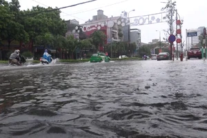 Nhiều tuyến đường trên địa bàn TP Thanh Hóa ngập sâu trong nước