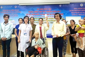 Đại diện Báo SGGP trao tiền trợ giúp bệnh nhân đang điều trị tại Bệnh viện Trung ương Huế