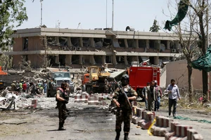 Hiện trường vụ một đánh bom xe ở Afghanistan. Ảnh: REUTERS