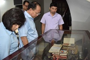 Đoàn đại biểu TP tham quan kỷ vật của đồng chí Nguyễn Văn Kỉnh tại nhà riêng. Ảnh: VOH