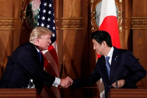 Thủ tướng Nhật Bản Shinzo Abe hội đàm song phương với Tổng thống Mỹ Donald Trump ở Tokyo. Ảnh: REUTERS 