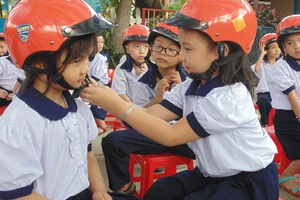 Học sinh Trường Tiểu học Trần Văn Ơn (quận 12) hào hứng tham gia hoạt động giáo dục về an toàn giao thông sáng 7-11