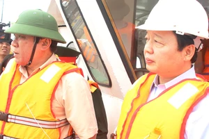 Bộ trưởng Bộ TN-MT Trần Hồng Hà đi kiểm tra và chỉ đạo xử lý sự cố hàng loạt tàu bị chìm có nguy cơ tràn dầu trên vùng biển Quy Nhơn