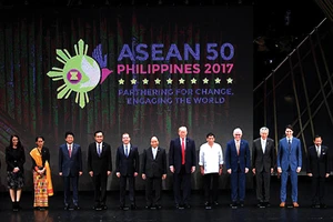 Lãnh đạo các thành viên ASEAN và các đối tác chụp ảnh kỷ niệm 50 năm thành lập ASEAN tại Manila