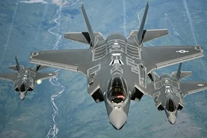 Chiến đấu cơ đa nhiệm tàng hình F-35 nằm trong số những trang thiết bị, vũ khí được ưu tiên tăng ngân sách mua sắm trong năm 2018. Ảnh: REUTERS