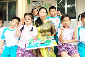 Cô Đỗ Ngọc Chi, Hiệu trưởng Trường Tiểu học Nguyễn Thái Học (quận 1) cùng học sinh trong một hoạt động ngoại khóa