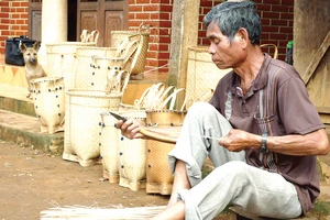 Ông K’Briu có 15 năm gắn bó với nghề đan gùi hoa tại thôn KaLa TânGu, xã Bảo Thuận, huyện Di Linh