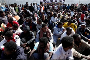 Người di cư châu Phi tại chợ nô lệ ở Tripoli. Ảnh: AL JAZEERA 