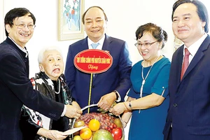 Thủ tướng Nguyễn Xuân Phúc thăm Nghệ sĩ dương cầm Thái Thị Liên