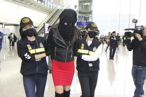 Người mẫu Hy Lạp buôn ma túy bị bắt tại sân bay quốc tế Hồng Công (Trung Quốc) ngày 20-11-2017. Ảnh do Hải quan Hồng Công công bố