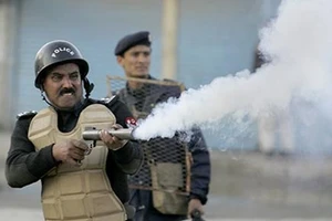 Cảnh sát chống bạo động bắn hơi cay giải tán một cuộc biểu tình ở Islamabad. Ảnh: DISPATCH NEWS DESK
