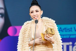 Giải thưởng được khán giả Việt Nam mong đợi nhất Nghệ sĩ Châu Á xuất sắc nhất tại Việt Nam được trao cho Tóc Tiên