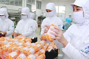  Theo các chuyên gia, tiềm năng đầu tư ngành công nghiệp thực phẩm Việt Nam còn rất lớn. Hình ảnh chế biến giò chả tại Công ty cổ phần Chế biến hàng xuất khẩu Cầu Tre