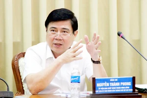 Chủ tịch UBND TPHCM Nguyễn Thành Phong phát biểu chỉ đạo 