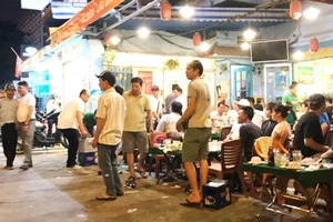 Một quán ăn trên đường Võ Văn Kiệt, quận 1, TPHCM từng bị nhắc nhở, xử phạt nhưng vẫn tiếp tục vi phạm lấn chiếm lòng lề đường. Ảnh: KIỀU PHONG