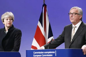 Thủ tướng Anh Theresa May dự buổi họp báo về kết quả đàm phán Brexit với Chủ tịch Ủy ban châu Âu Jean - Claude Juncker