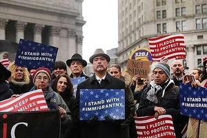 Người Mỹ biểu tình phản đối lệnh hạn chế nhập cư của ông Trump. Ảnh: REUTERS