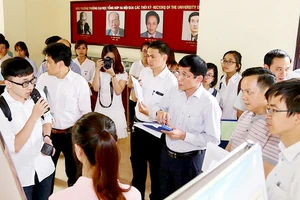 Sinh viên ĐH Quốc gia Hà Nội trình bày báo cáo nghiên cứu khoa học