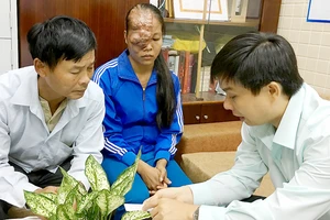 Phòng Công tác xã hội Bệnh viện Chợ Rẫy gặp, tìm hiểu hoàn cảnh của bệnh nhân Nguyễn Thị Trang để giúp đỡ