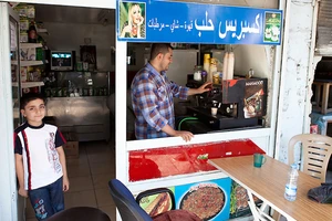 Một quán cà phê mới mở sau khi TP Aleppo được giải phóng